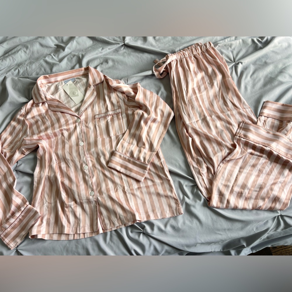 Serenedelicacy Pink and White Striped Long Sleeve and Pants Pajama Set Medium